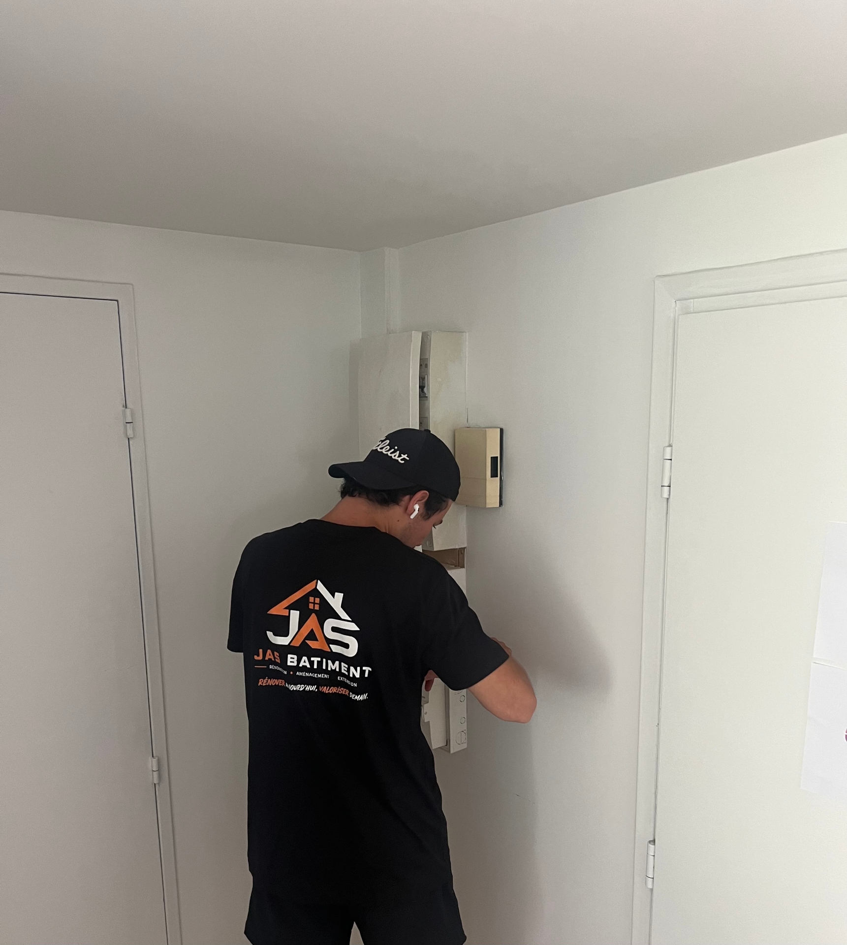 Artisan JAS BATIMENT en intervention électrique sur un chantier