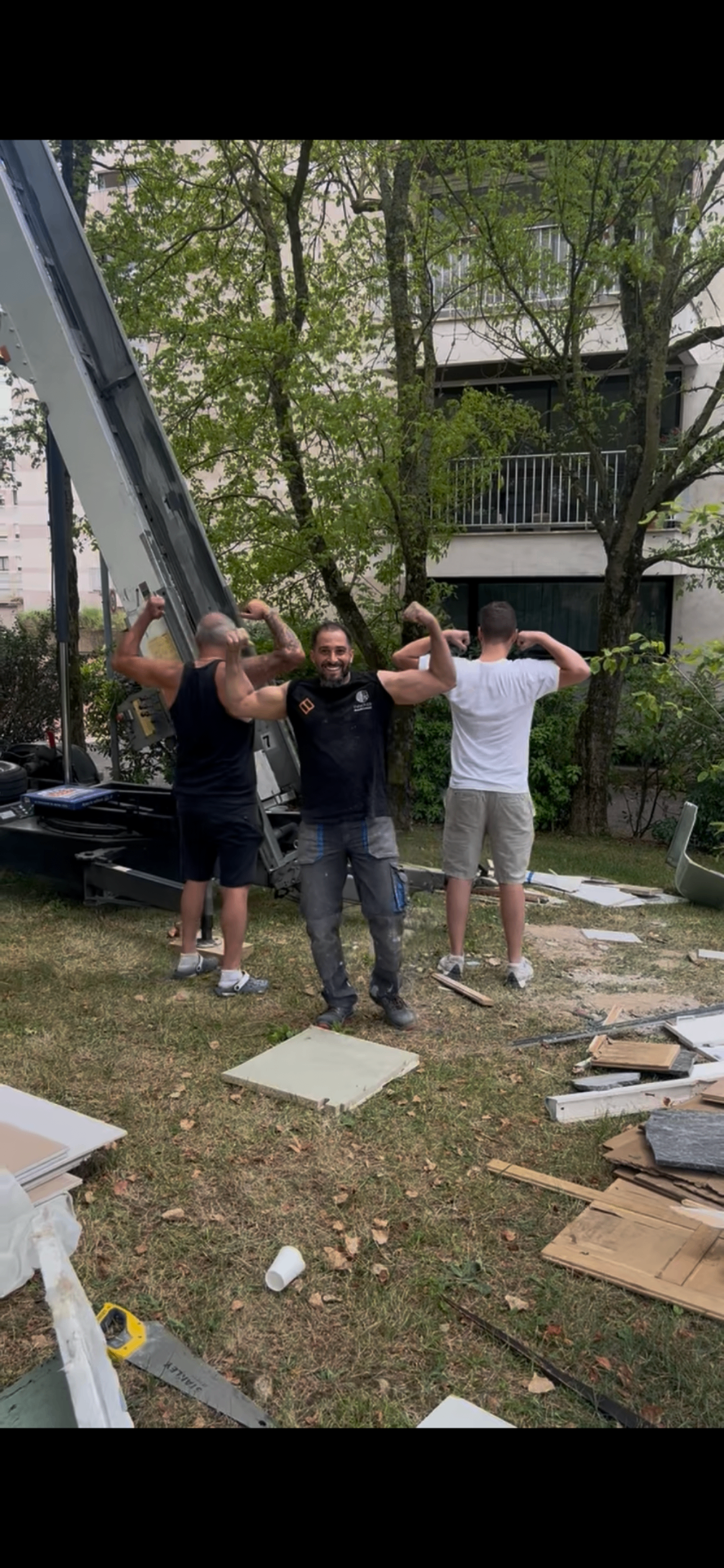 L'équipe JAS BATIMENT lors d'une livraison de matériel